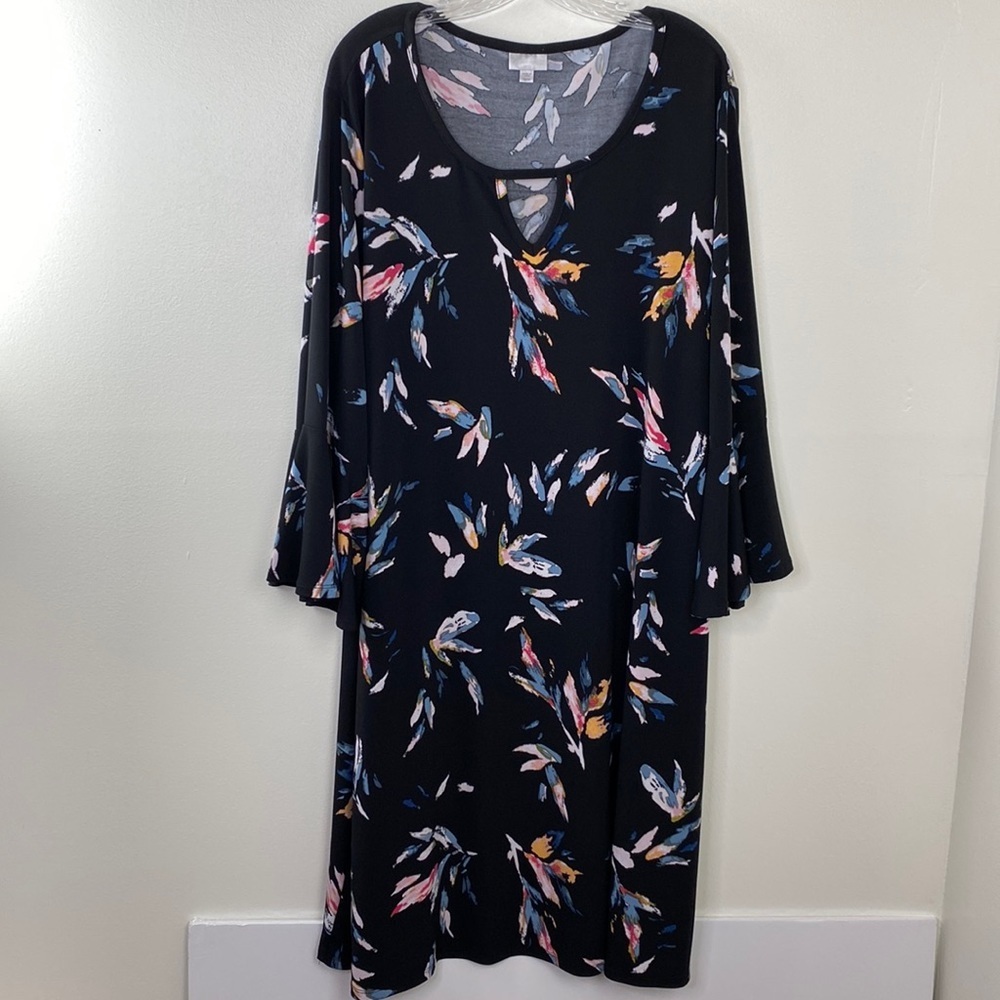 Avenue Floral Print Black Bell Sleeve Dress With Keyhole Neckline Size 22/24